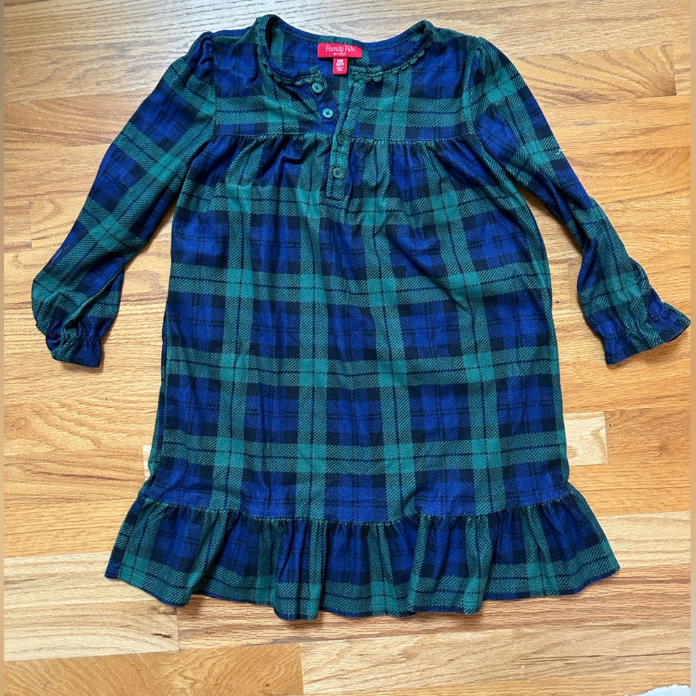 Fleece nightgown from Macys. Excellent condition. Size 6-7 (small)